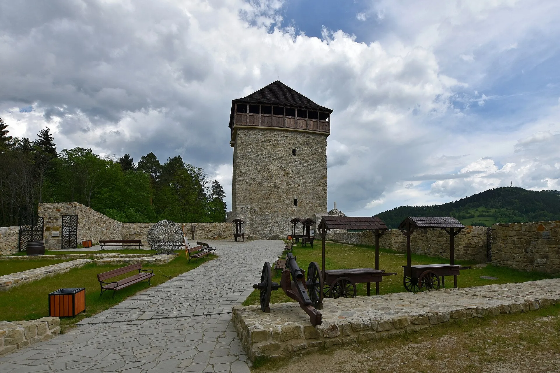 People on a mountain trail in Muszyna