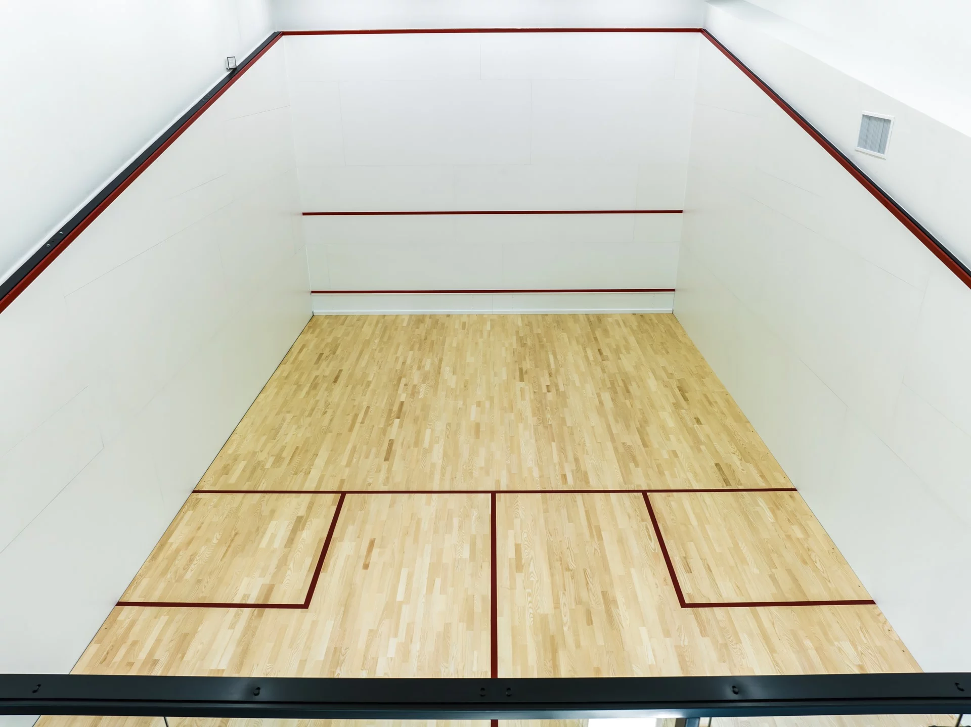 Professional squash court with certified dimensions